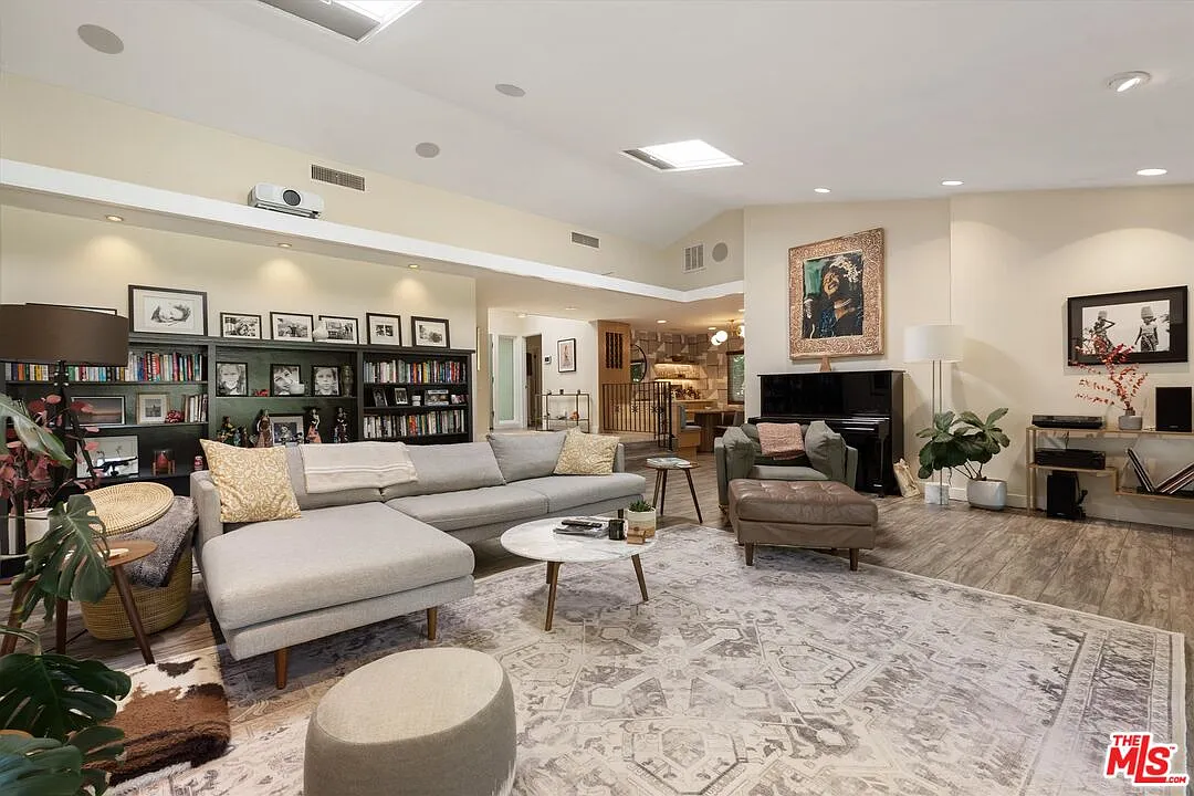 4 bed, 4.0 bath, 2850 sqft, $9,499 — Photo 3