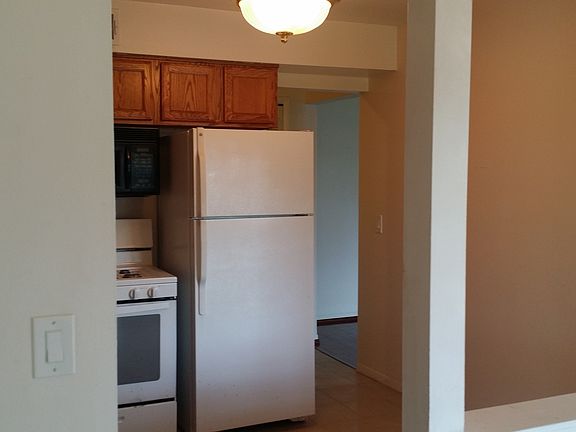 4th image of 460 Fox Hills Dr S APT 5