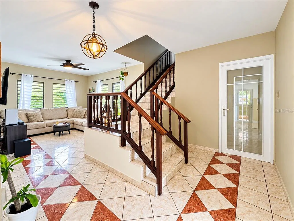 8 bed, 6.0 bath, 9500 sqft, $2,500 — Photo 4