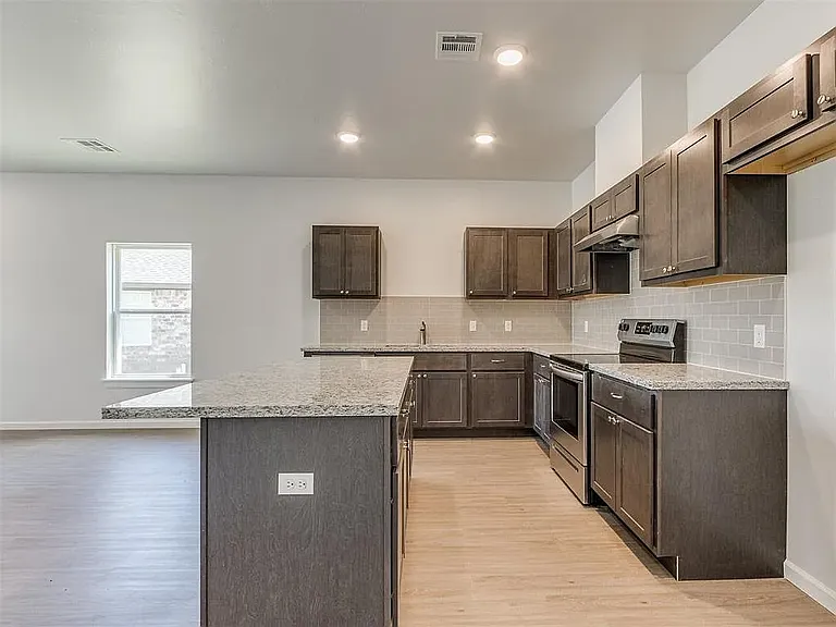 125 Jennifer Ave — Photo 8