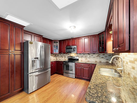4th image of 107 Bloomfield Blvd