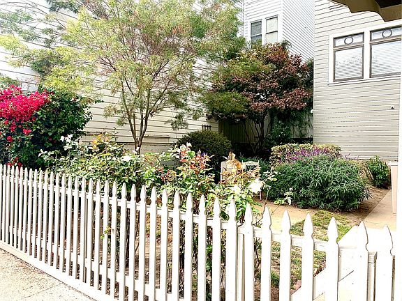 3rd image of 2720 Sacramento St