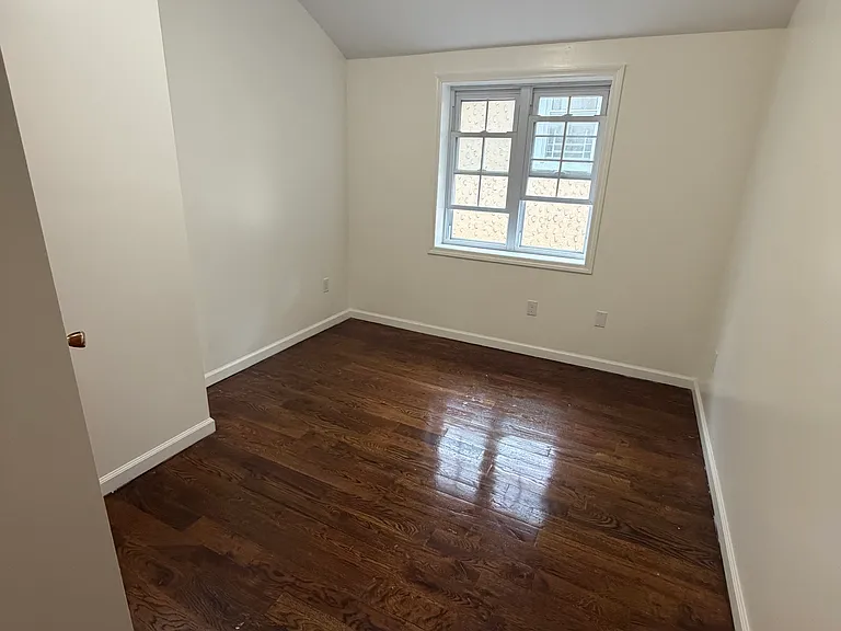2721-2723 Hering Ave #2 — Photo 5