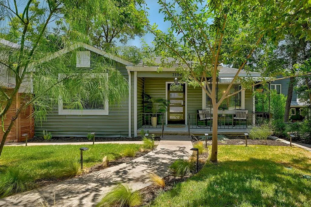 4 bed, 2.0 bath, 2371 sqft, $7,500 — Photo 2