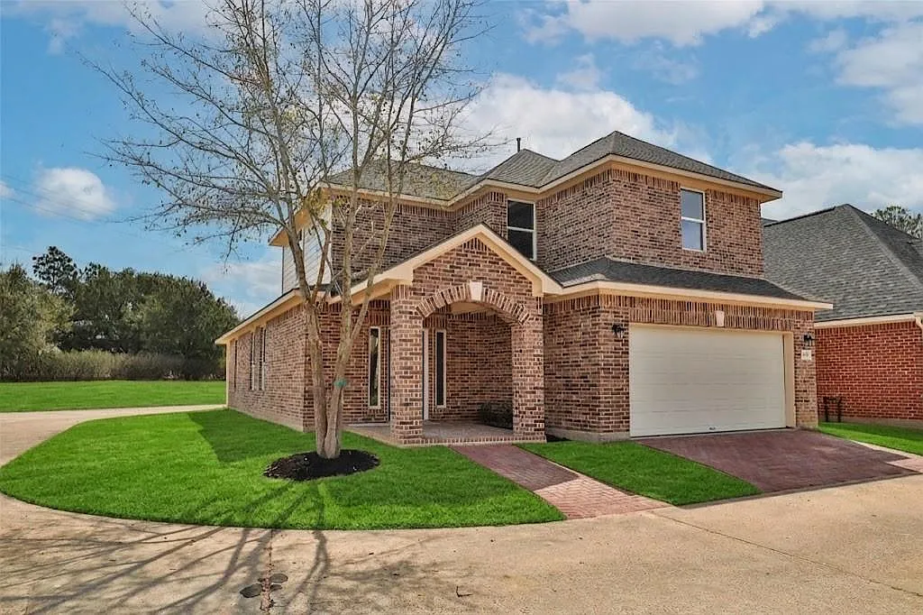 4 bed, 2.5 bath, 2304 sqft, $2,650 — Photo 2