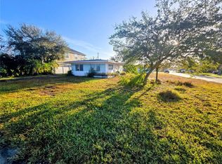 568 Trade Winds Dr, Dunedin, FL 34698