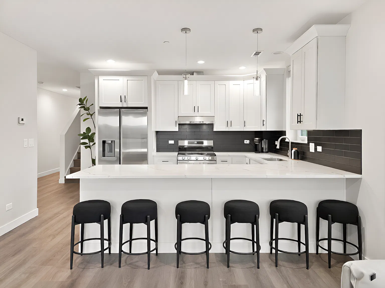 3 bed, 1300 sqft, $3,100 — Photo 3