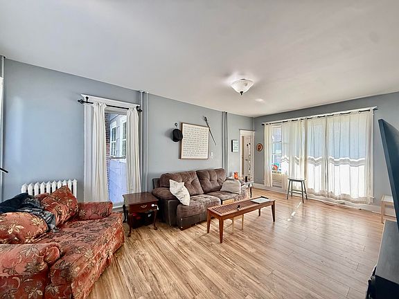 5th image of 727 Maple St