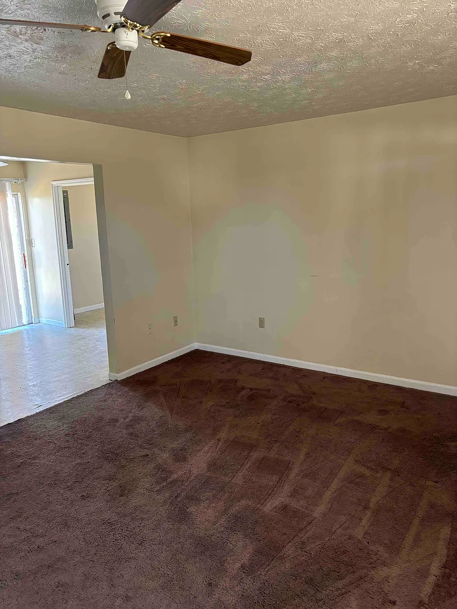 Family room - 191 Taylor Subdivision Rd