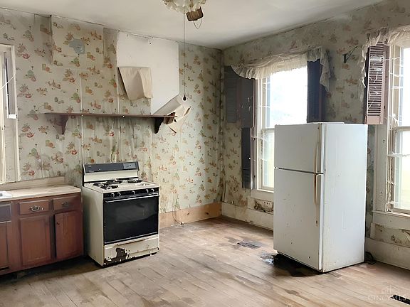 4th image of 208 Main St