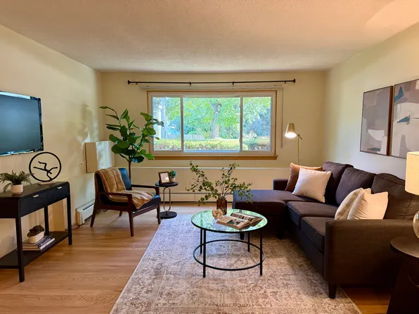 4 Hallmark Gdns, Burlington, MA 01803