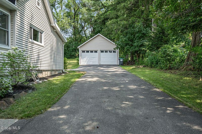 4th image of 6 Acorn Avenue