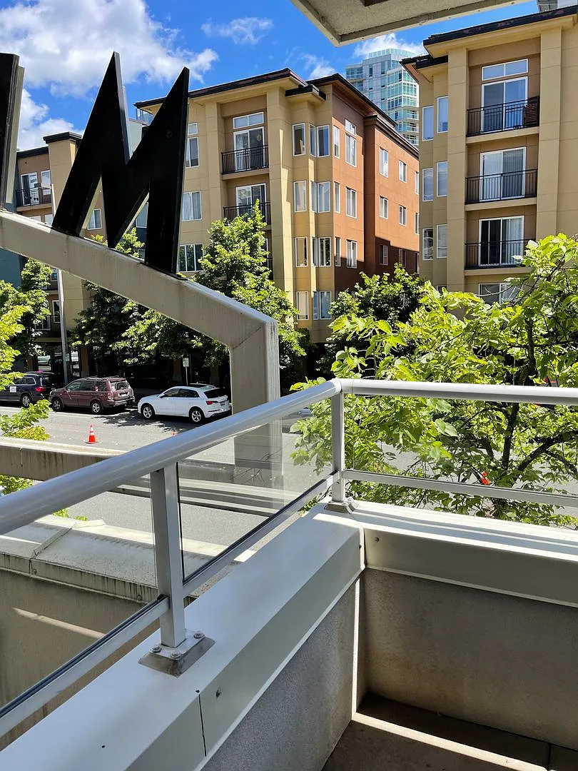Fantastic Condo in the Heart of Downtown Bellevue with A/C and Assigned Garage Parking — Photo 2