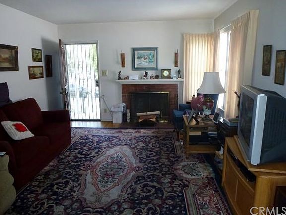 Living Room with fireplace