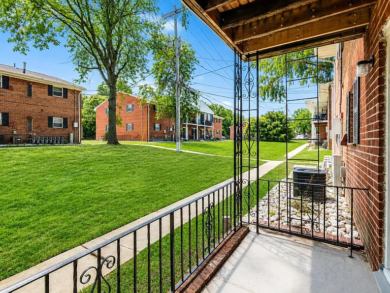 Post and Coach Apartment Homes — Photo 7