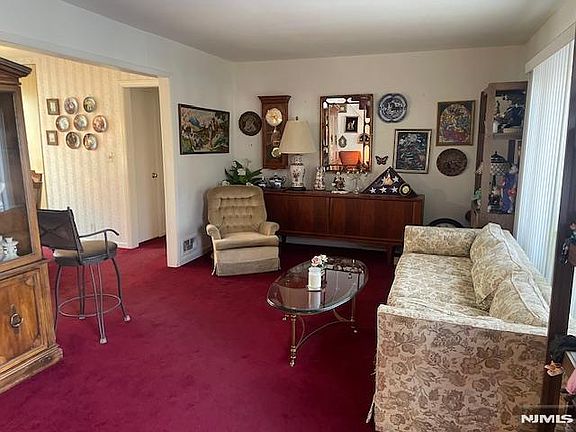 5th image of 82 Azalea St