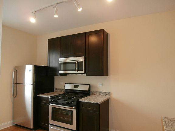 4th image of 3216 W Argyle St #1