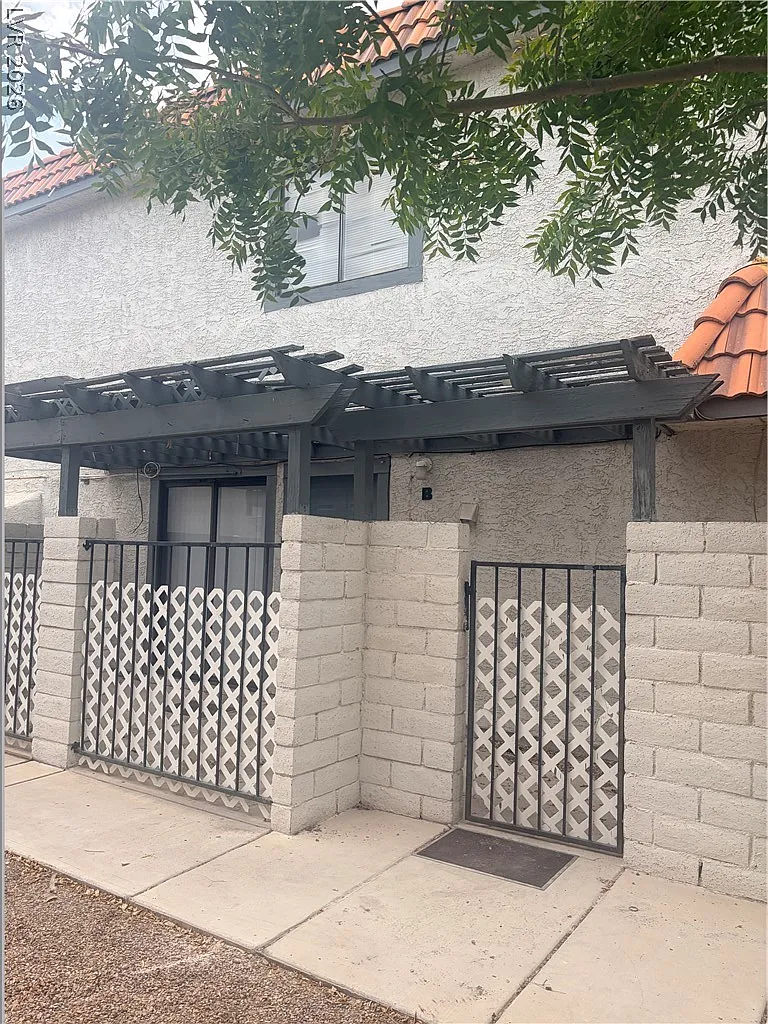 2 bed, 1.5 bath, 630 sqft, $1,400 — Photo 1