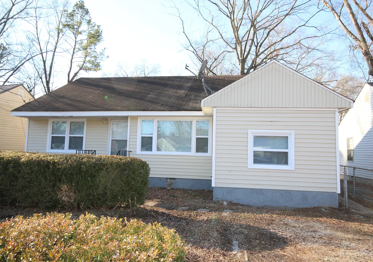 Updated 3-Bedroom Home With Fenced Yard Great Brainerd Location! — Photo 1