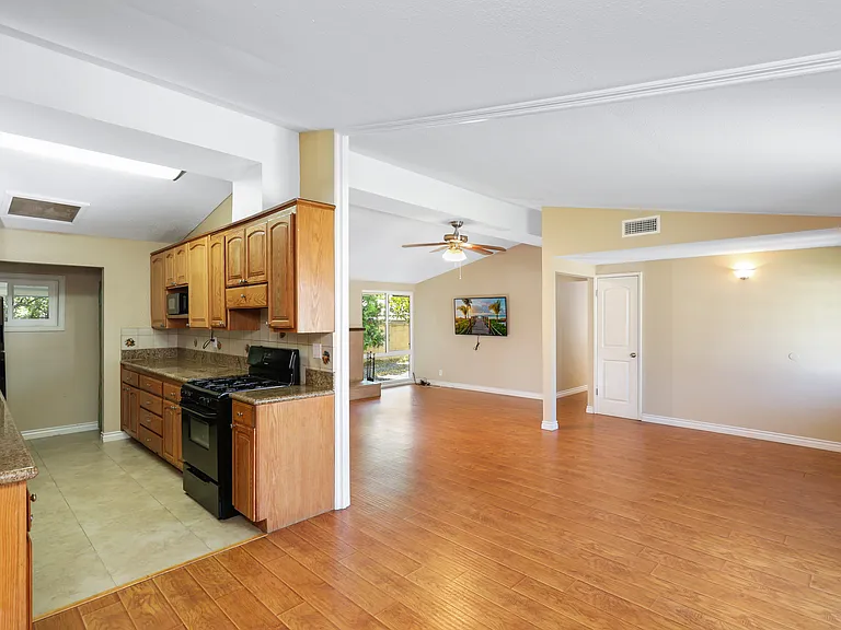 526 N Emerald Dr — Photo 6