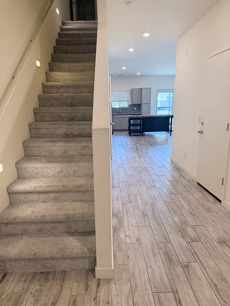 3 bed, 2.5 bath, 1239 sqft, $2,300 — Photo 3