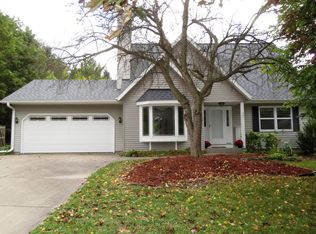 421 Lindenwood Dr, Hartland, WI 53029