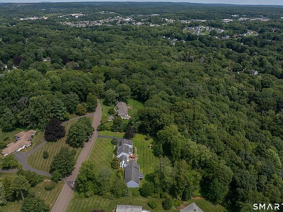 3rd image of 17 Whiting Farm Road