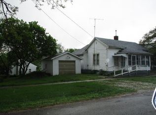 23 S 1st St, Carthage, IL 62321