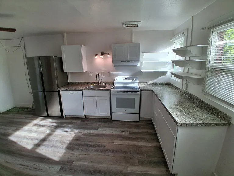621 SW 3rd St #3 — Photo 12