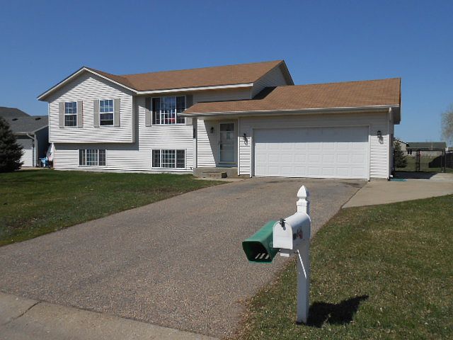 1st image of 904 Meadow Pl
