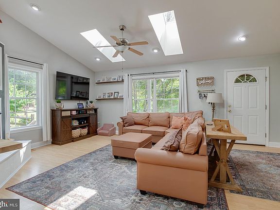 2nd image of 3 Grandie Ln