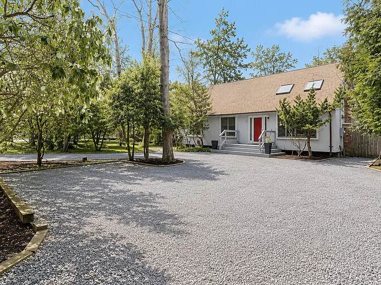 16 Argyle Ln — Photo 2