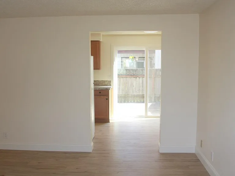 225 SW Kalmia St #A — Photo 2