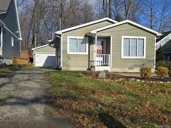 8000 Haviland Beach Dr, Linden, MI 48451