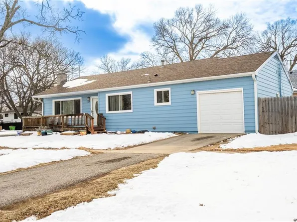 819 7th St, Baldwin City, KS 66006