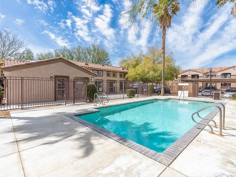 Twin Palm Apartments — Photo 13