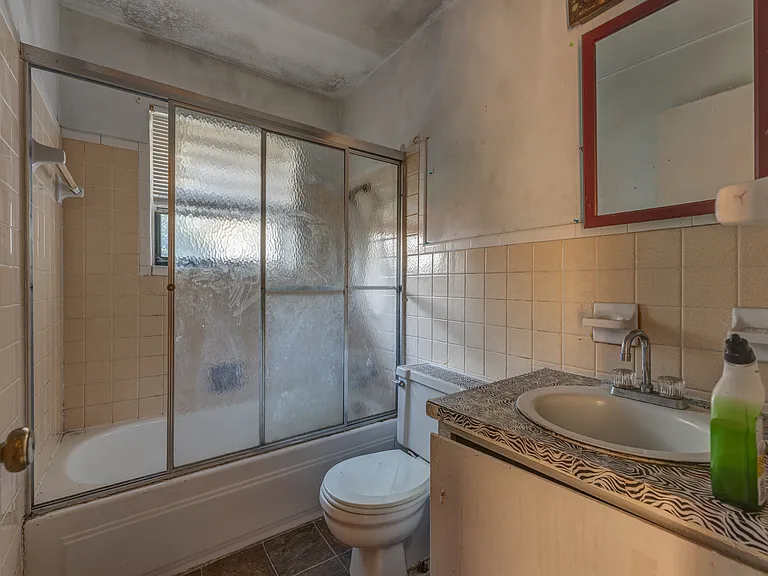 121 E Pecan St — Photo 14