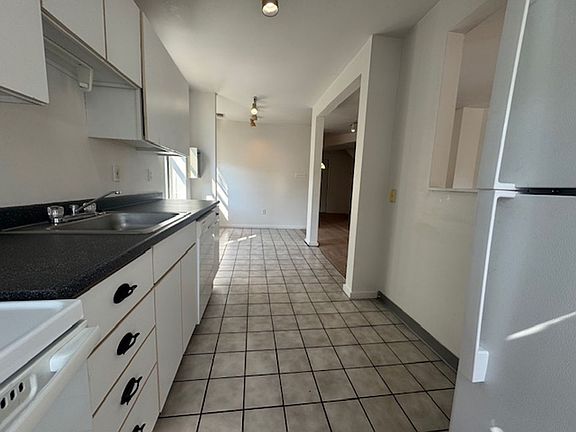3rd image of 15 Boundary St #2