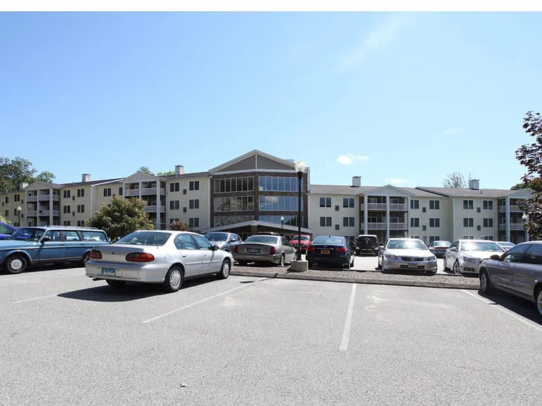 Stonington Estates Apartments — Photo 10