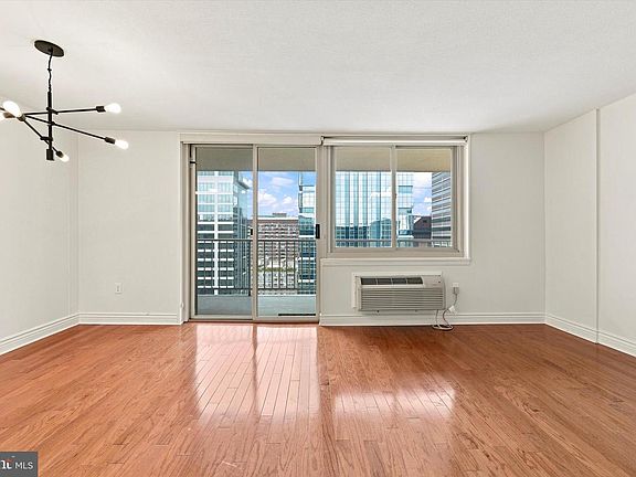 2nd image of 1919 Chestnut St APT 2703
