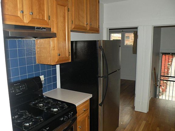 3rd image of 1054 S Vine St