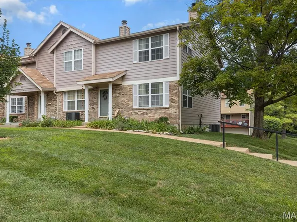 280 Carmel Woods Dr, Ballwin, MO 63021