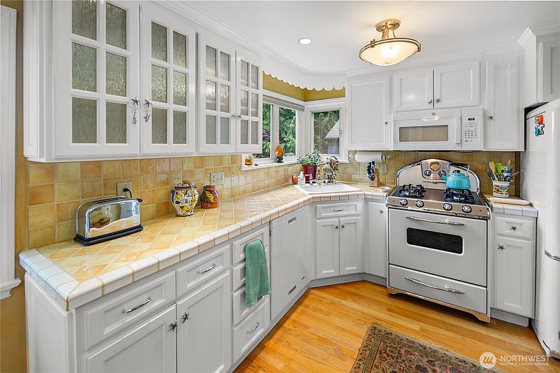 5th image of 2706 56th Avenue SW