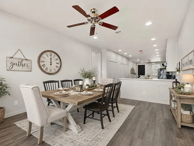 111 E Davis St #201 — Photo 5