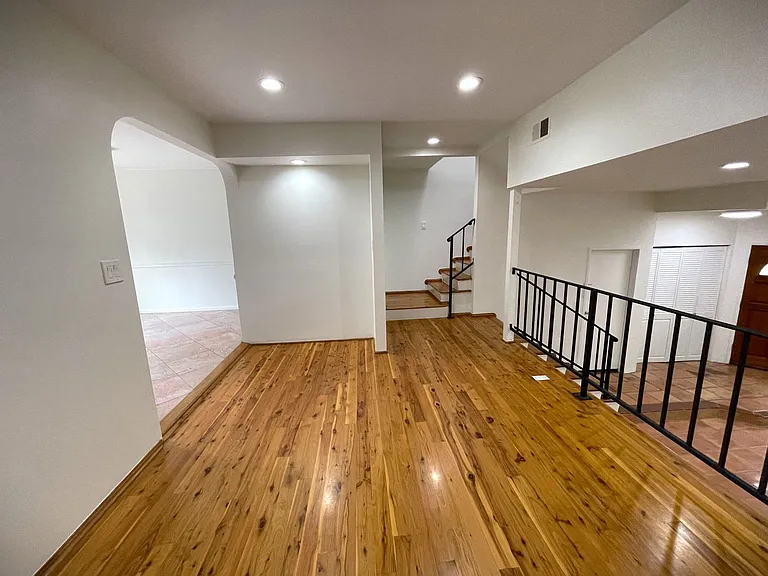 7100 Balboa Blvd #104 — Photo 2