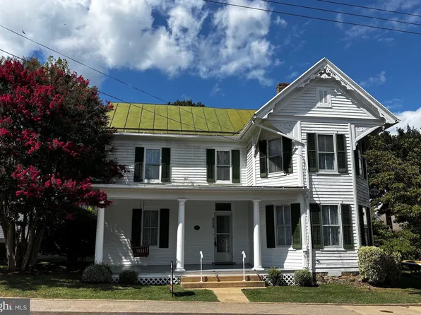 104 S High St, Edinburg, VA 22824