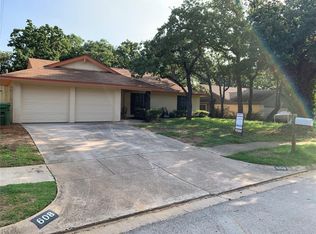608 Ridgewood Cir, Hurst, TX 76054