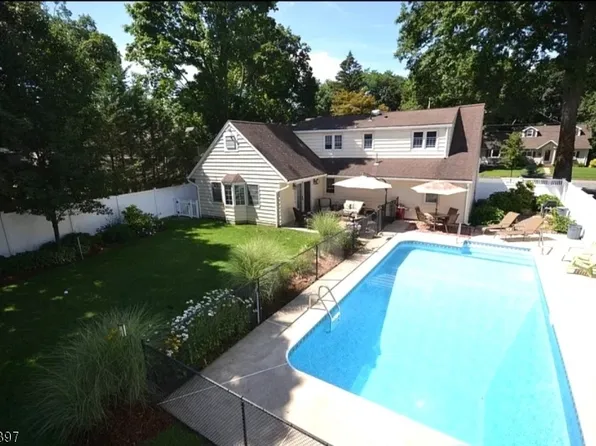35 Garden Rd, Pompton Lakes Boro, NJ 07442