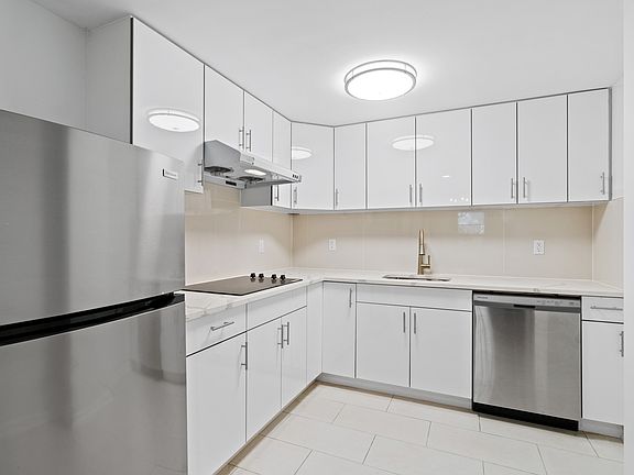 3rd image of 215 W 134th St