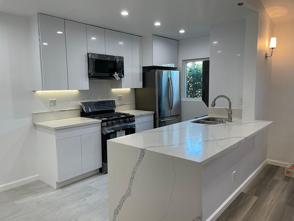 1st image of 6108 Romaine St #7